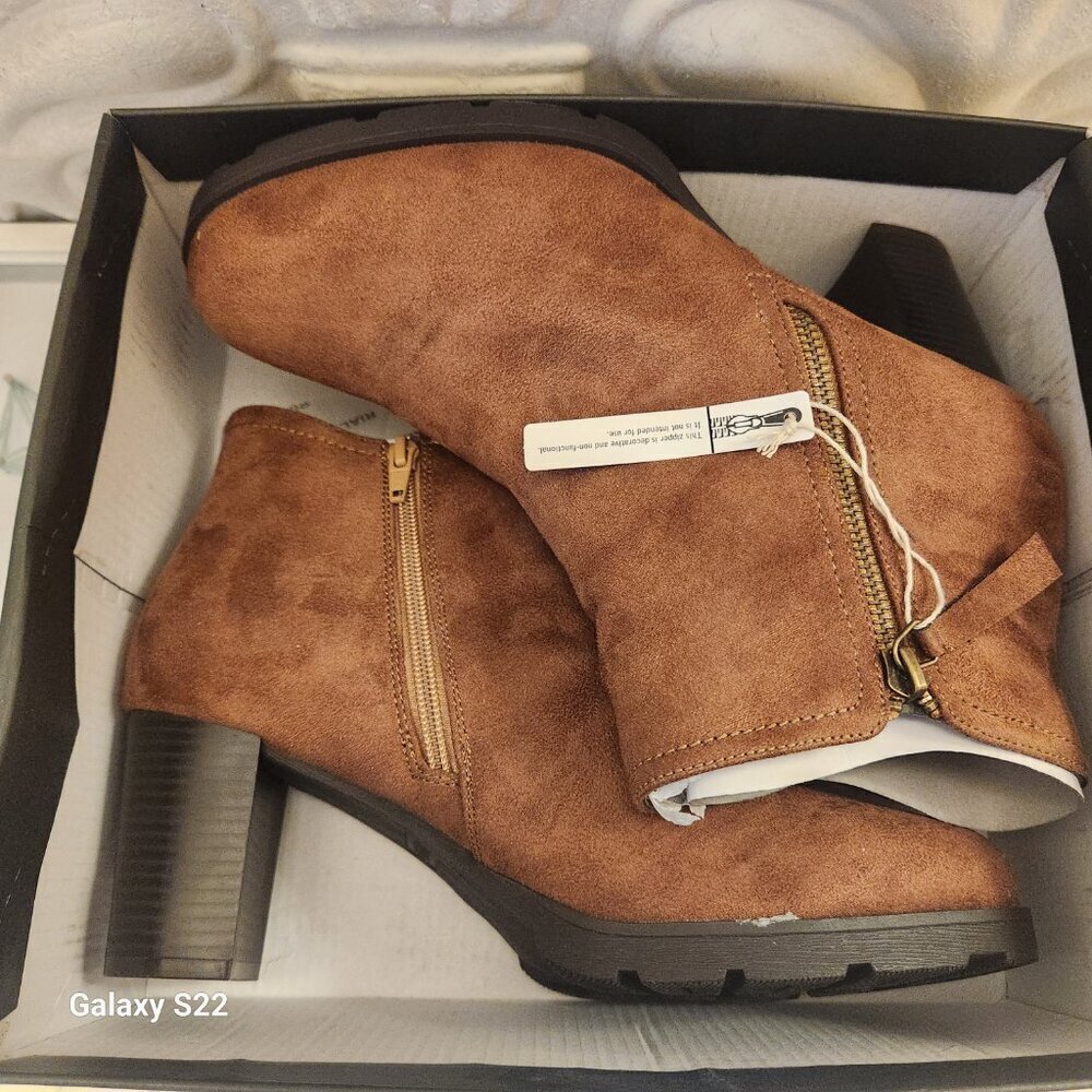 Rialto "Glitz" Hazelnut/Suedette Booties. NIB. Size 9.5 - Picture 8 of 9